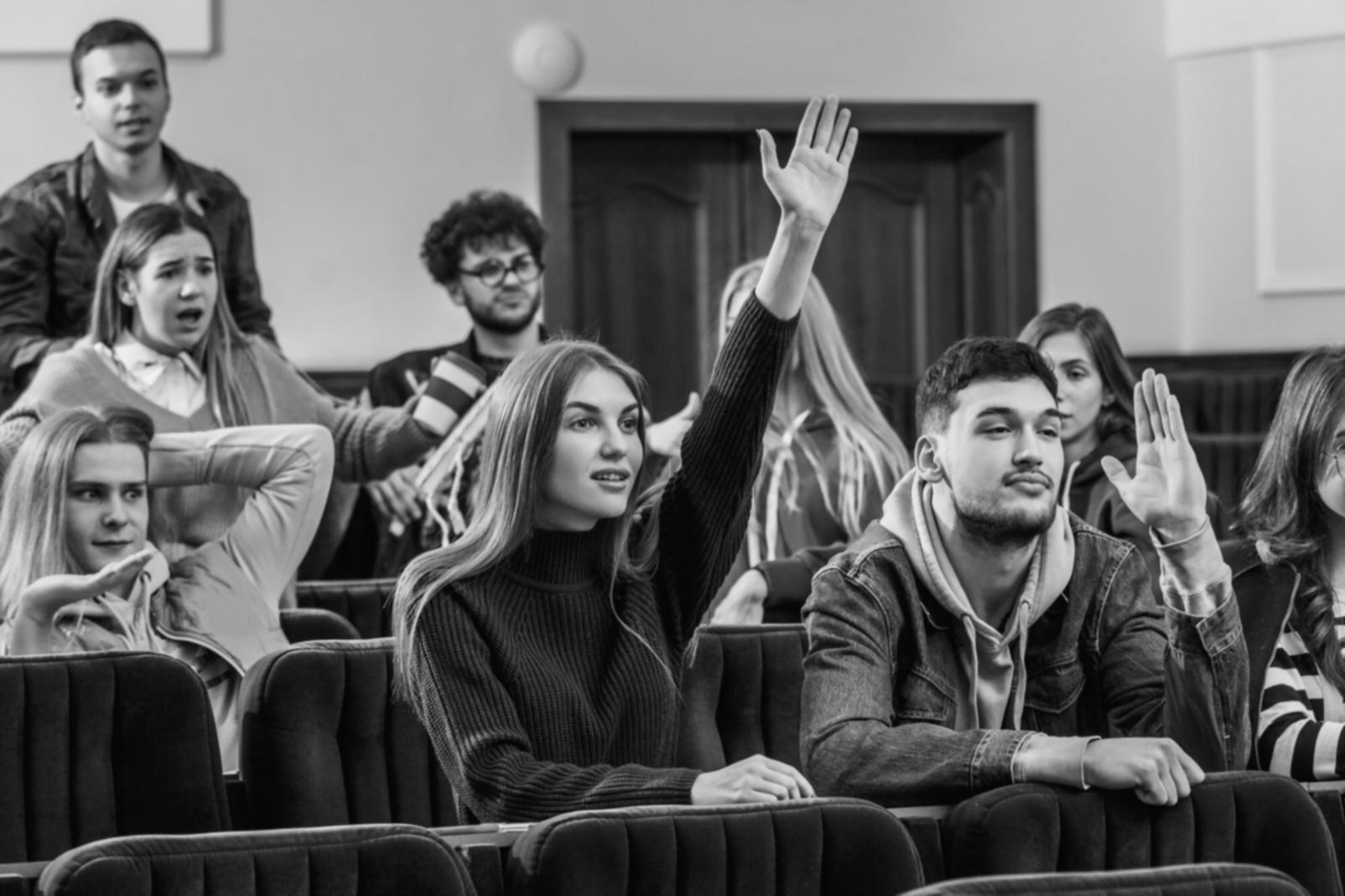 Persona utilizando herramientas digitales para gestión de presupuesto personal